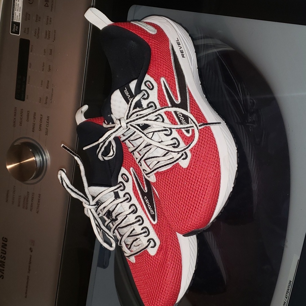 Brooks Revel 6 Running Shoes - Size 6.5 - Red & Black - NWT
